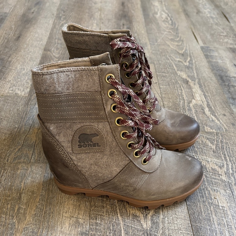 Sorel Women's Brown Lace-Up Wedge Boots with Maroon Accent Laces